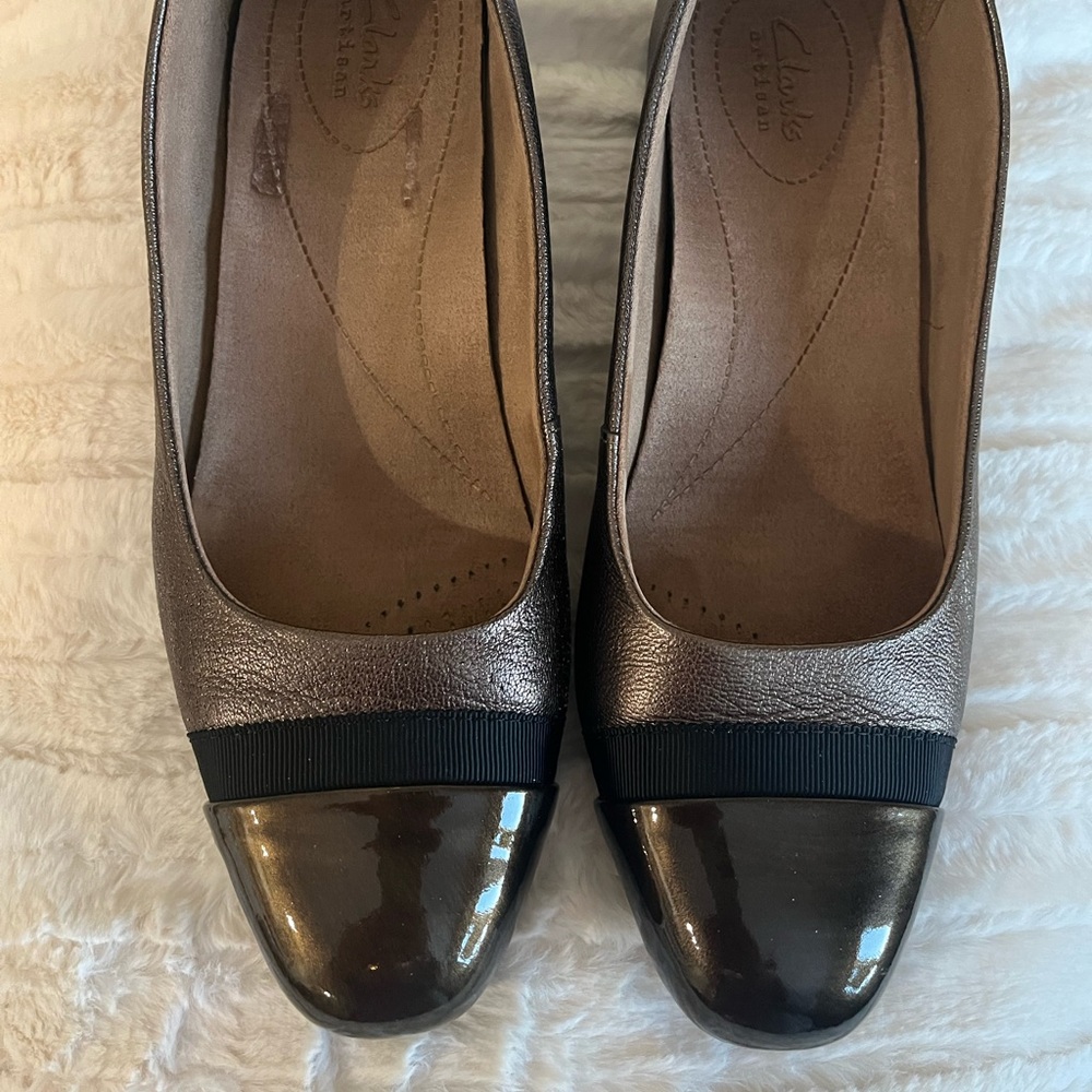Clark brand dress flats in excellent used condition
